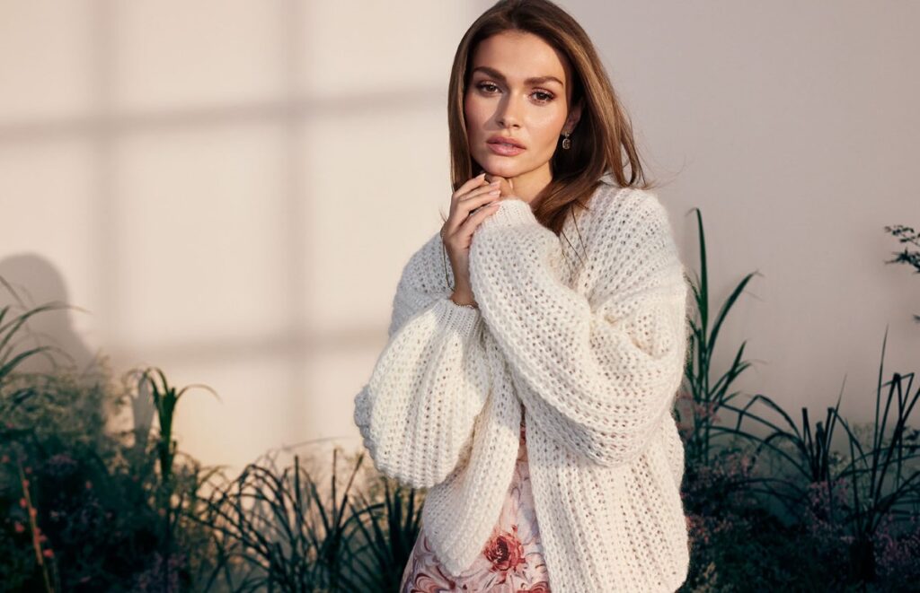 Puchate swetry - idealne do kwiecistych sukienek 