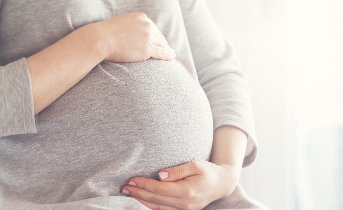 Dress code dla przyszłych mam. Co ubierać do pracy, gdy jesteś w ciąży?