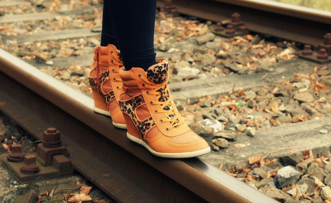 Damskie buty na jesień - jakie modele wybrać, aby były praktyczne i wygodne?