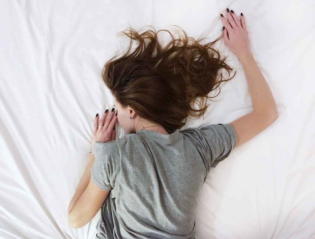 Jak stres wpływa na jakość i ilość snu oraz jak radzić sobie z bezsennością